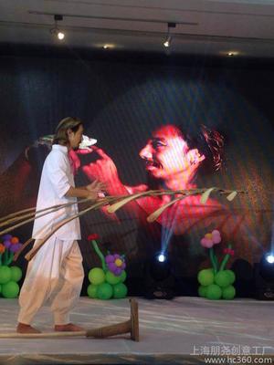 羽毛平衡術(shù) 驚艷企業(yè)慶典的藝術(shù)表演，盡在上海朋堯創(chuàng)意工廠
